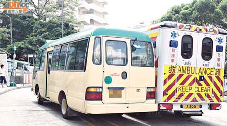 牛池灣救護車倒車時撞及小巴車尾。	（許錦雄攝）