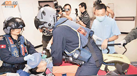 直升機的隨機醫生為男童急救。	（陳桂建攝）