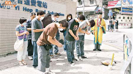 枉死的士司機親友到現場路祭。	（曾紹良攝）