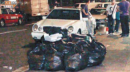 大量家居垃圾被堆放於行人路等待處理，有礙衞生。	（讀者提供圖片）