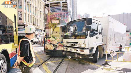 運炸藥貨車在地盤門口與電車相撞。	（林明強攝）