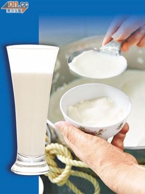 左圖：牛奶含有豐富鈣質，對強化長者的骨骼大有幫助。右圖：長者亦可以將豆腐花當作小食，增加鈣質的吸收。