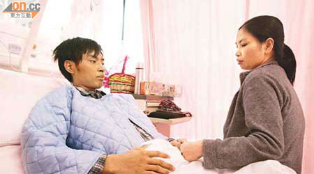 黃柳浩（左）想到母親為他四處尋肝，即使尚有一口氣，也要積極生存下去。