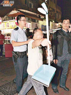 被指用垃圾鏟襲擊食環署職員的男子，被警方拘捕。	（李健瑜攝）