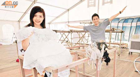 林宝（左）於比賽當日將會穿起婚紗飾演新娘，並乘飛行器營救新郎。