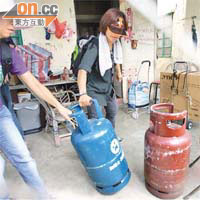 有村民一度取出兩個石油氣罐，要求政府不要收地。
