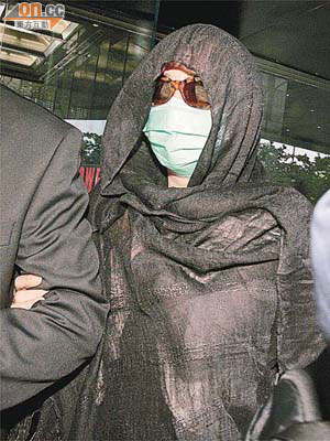 被告王琦昨離庭時以墨鏡及口罩遮掩臉容。	（鍾麗珊攝）