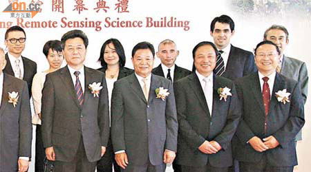 李剛（前左一）同呂新華（前左二）見證霍英東遙感科學館開幕。