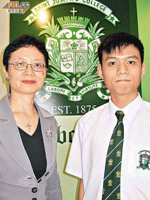 陳晉登（右）破格獲科大取錄，較其他拔尖尖子提早一年入大學，旁為校長陳美梅。