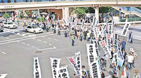 右翼分子在東京鬧市舉行反華大遊行。