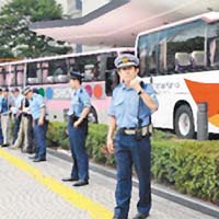 中國遊客乘坐的旅遊巴遭日本右翼分子襲擊，日本警方到場戒備。