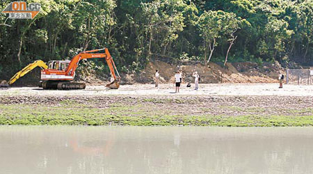 大浪西灣經發掘蹂躪兩個多月，當局始為多幅貼近郊野公園土地製圖「補鑊」。	（資料圖片）