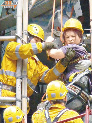 消防員將受傷女工救下。	（馬竟峯攝）