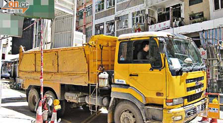 港鐵於皇后大道西的工地內經常有工程車以倒車方式進入地盤，險象環生。