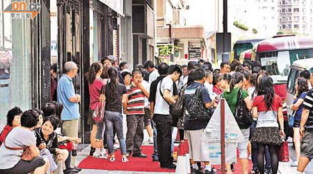 大批內地旅客趁十‧一假期來港到指定地點購物，但業界指旅團人數較往年少。	（陳錦輝攝）