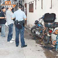 大角咀<br>古董電單車被人縱火，警員到場調查。	（左蘭慶攝）