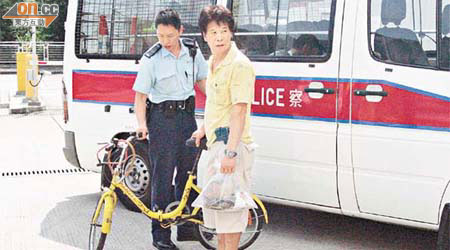 受傷男童的父親事後到場取走兒子的單車和物件。（左錦鴻攝）