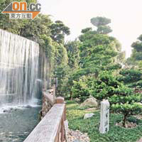 南蓮園池有流水瀑布及庭園，整體設計富有特色。
