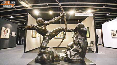 青銅雕塑《弓箭手海格力斯》顯現海格力斯拉弓射殺廷法立斯湖食人鳥的瞬間，價值高達七千三百萬港元。  	（霍振鋒攝）