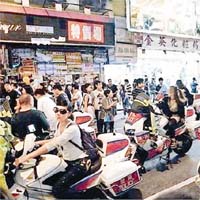 多輛警察電單車泊在路中，任人騎上車，制服外套掛於車頭。