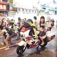 少女騎上警察電單車擺「甫士」。