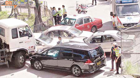 垃圾車由斜路衝下釀連環相撞意外，六車撞作一團。	（曾紹良攝）