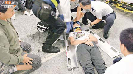 墮單車受傷少女一度昏迷，救護員到場為她急救包紮。	（曾志恒攝）