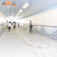 意外現場隧道有不少人踩單車。