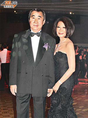 Crabtree & Evelyn晚宴<br>馬來西亞拿督夫人Dato’Sandra Lee（右）係Crabtree & Evelyn嘅老闆之一，一身肌膚猶勝雪，旁為其丈夫。（楊歡成攝）
