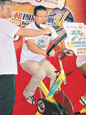 余漢坤尋日落場玩慈善賽，但唔敢攀石牆，只選擇踩單車。	（溫國佳攝）