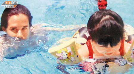 父母只想女兒學游泳可強身健體，沒想到Natasha（右）長大後會成為長途泳好手。