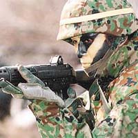 在演習中全神貫注、隨時準備射擊的日本陸上自衞隊員。	（互聯網圖片）