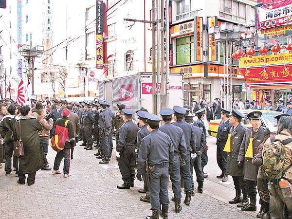 內地多個地市民眾上街參與反日示威 1004-00176-004b2