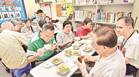 工聯會推出十元優惠午餐，協助有經濟困難的人士，約八成受惠人士為長者。