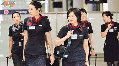 港龍航空宣布全體空勤人員飛行津貼每小時只加一元，引起員工不滿。	（資料圖片）