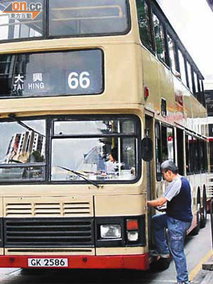 九巴66線班次被指失準，引致乘客久候方能登車。