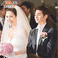 本身是變性人的韓國女星河莉秀（左）於○七年在首爾與男友結婚，成為真女人。