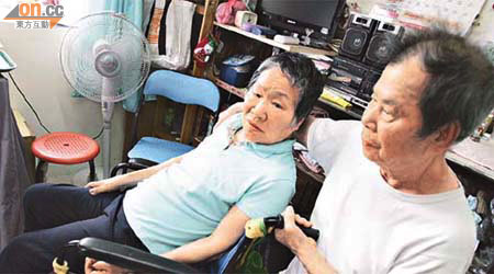 行動不便的吳老太（左）仍在輪候入住日間護理中心，需由八旬丈夫（右）照顧。	