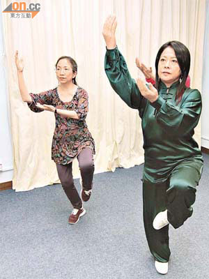 袁麗萍（右）示範道家氣功療法第二式「白猿獻果」；左為陳麗雲。