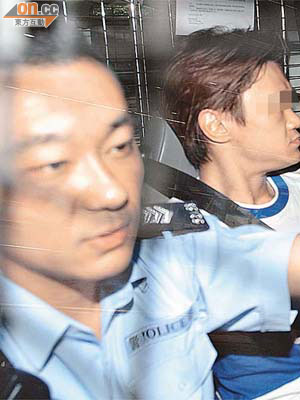 被告陳永寧（右）昨由警車解上法庭應訊。	（袁志豪攝）