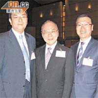 東華副主席施榮恒（左）、前主席李三元（中）及副主席張佐華（右）讚賞今年嘅煙花別出心裁。
