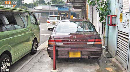 行人路及路邊泊滿車輛，原本寬闊的行人路只餘下小量位置讓行人通過。