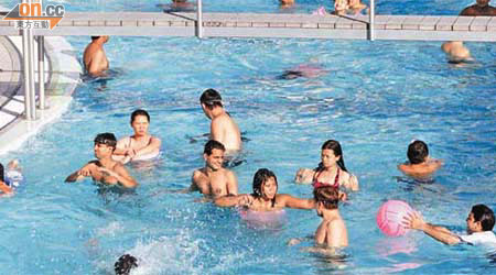康文署已將推行游泳池月票計劃的建議納入收費檢討中。
