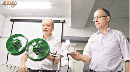 Lucien Gambarota（左）與副會長Christian Masset手持微型渦輪，示範如何利用風力發電。