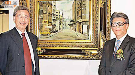 湯顯明（左）與下屬黃世照（右）齊齊出席馬家寶畫展。	（楊歡成攝）