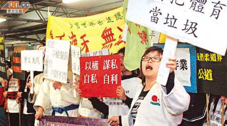 東亞運動會舉行期間，體育苦主大聯盟抗議選拔代表程序黑箱作業。