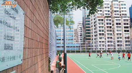 尖沙咀九龍公園小型足球場屬免費康樂設施，甚受歡迎。