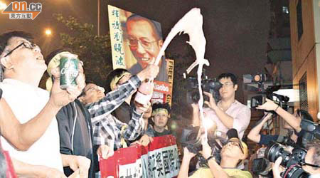 香港有政治團體在中聯辦門外開香檳，慶祝劉曉波獲獎。	（陳桂建攝）