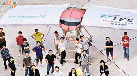 職訓局團隊找來飛機維修工程師生參與製作飛行器，已準備「起飛」。	（何天成攝）