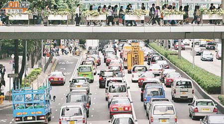 本港空氣污染嚴重，加拿大專家近日更警告汽車廢氣或會增加患癌風險。	（資料圖片）